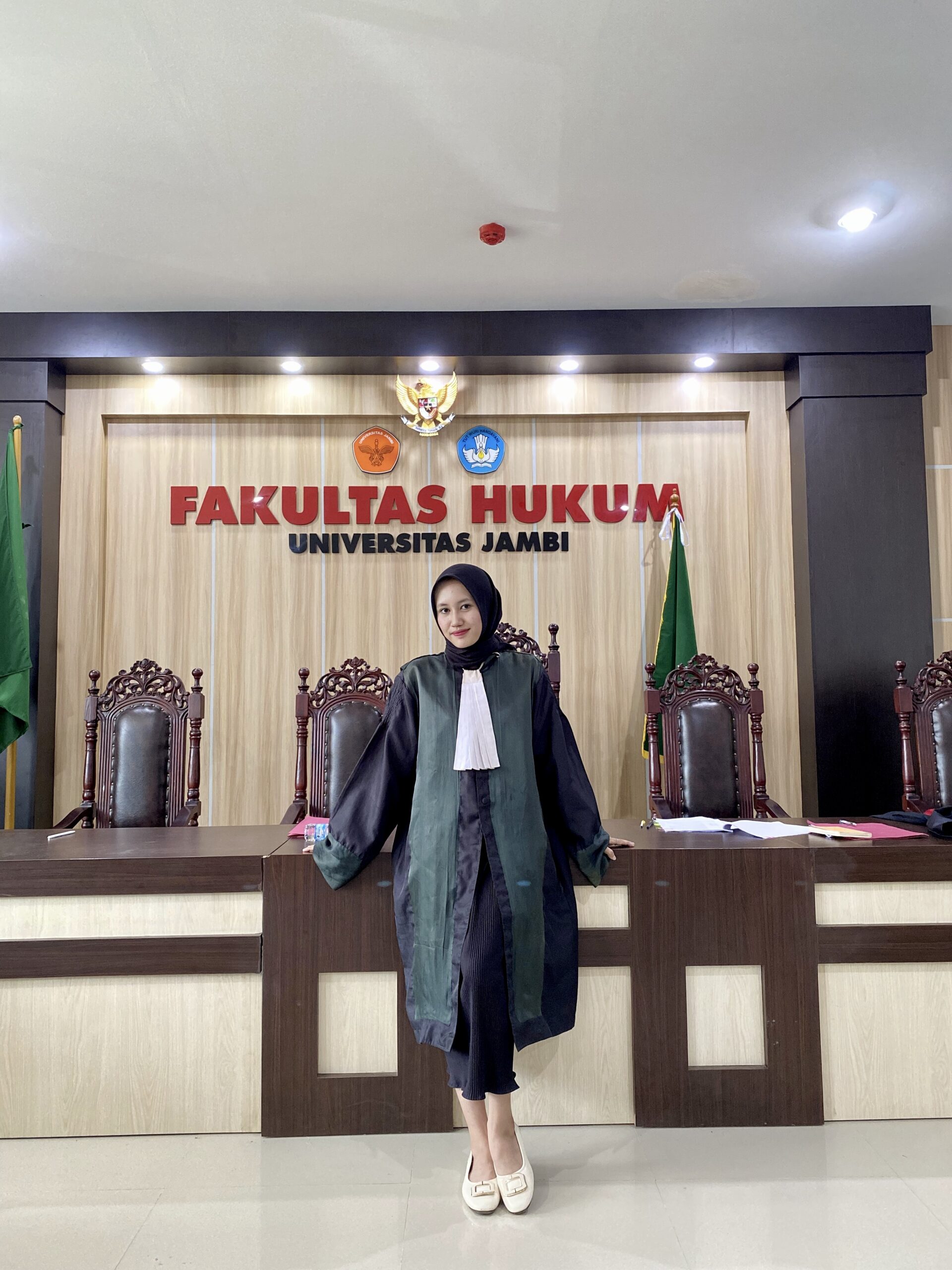 Hukum di Persimpangan Kepentingan Politik dan Kepentingan Publik