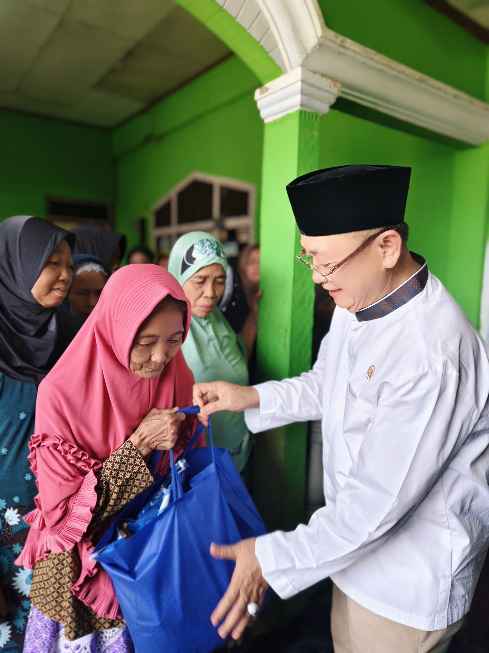Anggota DPR RI Cek Endra Salurkan Bantuan Sembako SKK Migas ke Yayasan Central Bumi Melayu Jambi